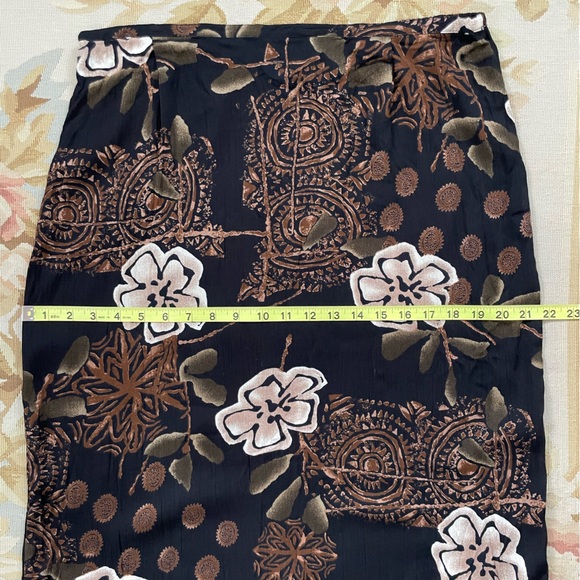 Black with sophisticated neutral designs, California Krush size XL crêpon skirt - Picture 3 of 8